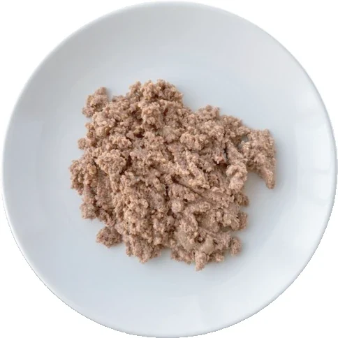 Hebras de carne de una lata Zen en el plato